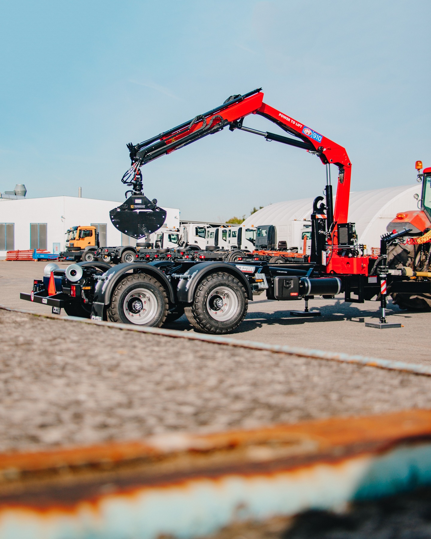 CHARVÁT CTS - traktorový nosič TN CTS 10-45-S a hydraulickým jeřábem HMF